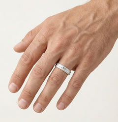 Alliance en or blanc mat avec détails hautement polis