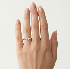Bague en or blanc avec diamant serti clos