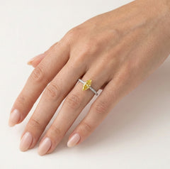 Bague de fiançailles en diamant jaune taille marquise