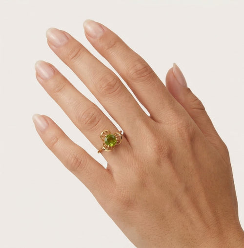 Blühender Blumenring mit Moldavit