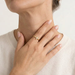 Bague croix en or avec zircon cubique