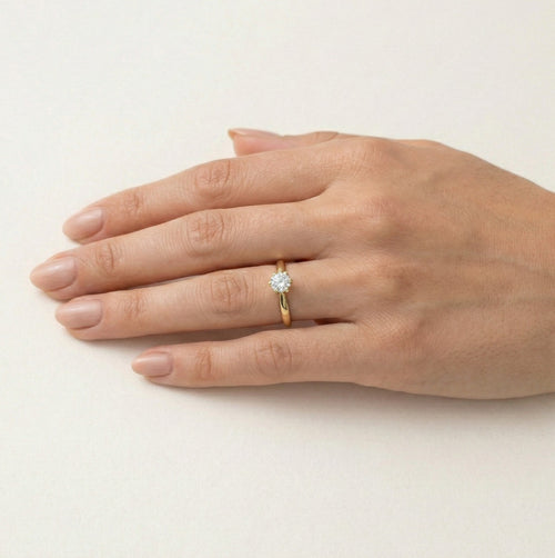 Zlatý tenký prsten se solitérem a šesti krapnami