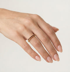 Bague en or jaune avec grenats taillés en rond.