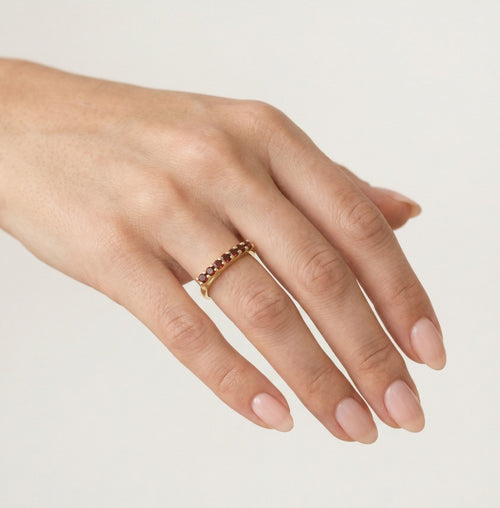 Gelbgoldring mit rund geschliffenen Granaten