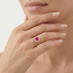 Anillo de oro con rubelita corte cojín