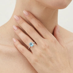 Elegantní obdélníkový prsten s topazem a diamanty