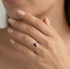 Anillo de rubelita en corte pera y oro amarillo