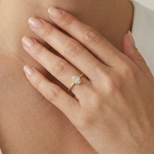 Ovaler Ring aus Gold mit Zirkonia