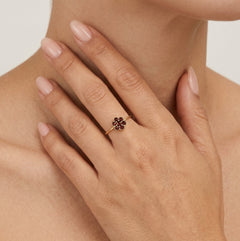 Zlatý prsten s granátovým květem