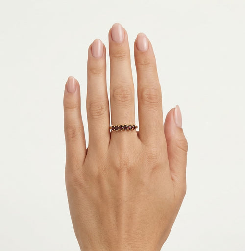 Elegantní dámský zlatý prsten s granátovou září