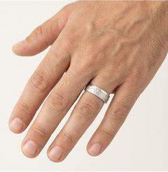 Bague de mariage solitaire en or blanc avec finition mate et polie