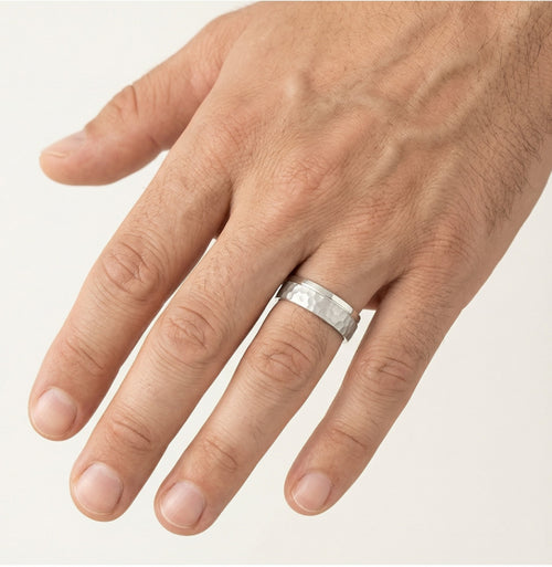 Bague de mariage solitaire en or blanc avec finition mate et polie