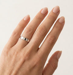 Elegantní snubní prsteny s ohnutým designem z bílého zlata