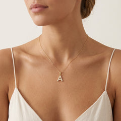 Gold-Anhänger mit dem Buchstaben "A" und Zirkonias