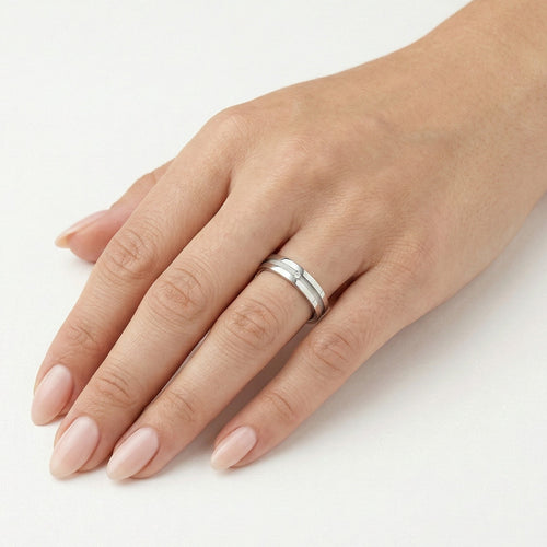 Weißgold-Trauringe mit gravierter Linie