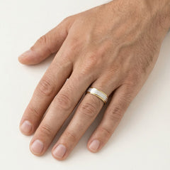 Hochglanzpolierter Trauring aus Gelb- und mattiertem Weißgold