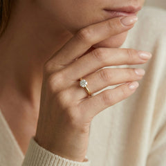 Classic yellow gold zircon ring