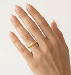 Bague de mariage élégante et détaillée