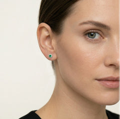 Stříbrné náušnice s kulatým syntetickým smaragdem