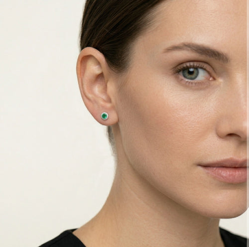 Stříbrné náušnice s kulatým syntetickým smaragdem