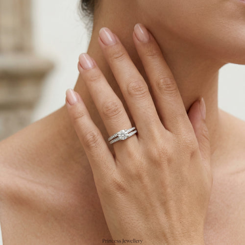 Weißgoldener Zirkonia-Ring mit gedrehtem Design