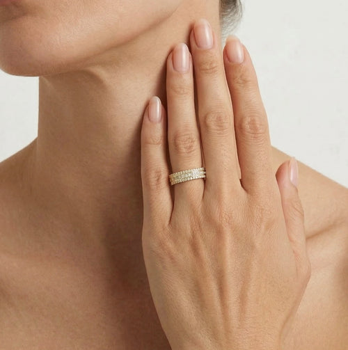 Trojřadý zlatý prsten se zirkony