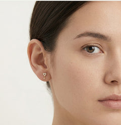 Boucles d'oreilles clou en or jaune avec cœur en zirconium cubique