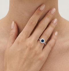 Elegantní dámský stříbrný prsten se syntetickým safírem a kubickou zirkonií