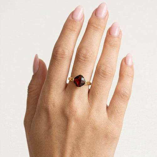 Bague solitaire simple en grenat taille coussin