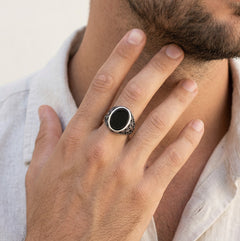 Pánský stříbrný prsten s tmavým onyxem