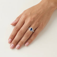 Anillo único de oro blanco con diamante y zafiro