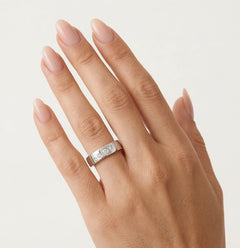 Snubní prsten z bílého zlata s diamanty