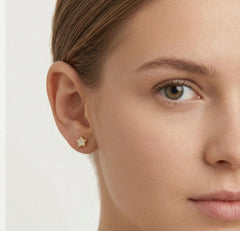 Boucles d’oreilles enfants en or jaune avec étoile en zircone cubique