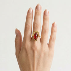 Anillo elegante ovalado de granate