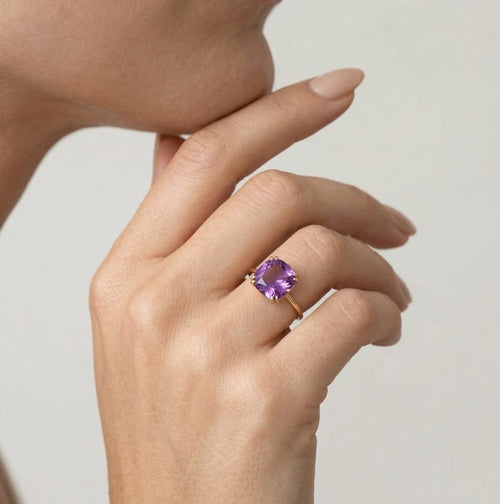 Prsten ze žlutého zlata s fialovým topazem