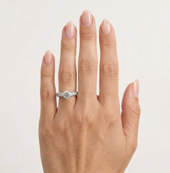 Bague de luxe en or blanc avec diamants