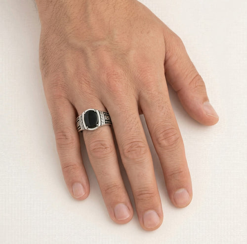 Pánský stříbrný prsten s oválným onyxem a řeckým vzorem