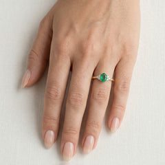 Elegantní prsten z 18kt zlata s diamantem a oválným smaragdem