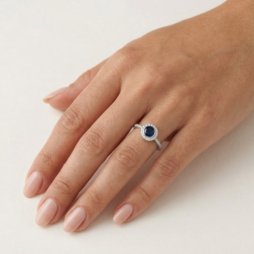 Schicker Damenring aus Silber mit synthetischem Saphir und Zirkonia