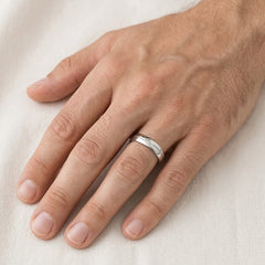 Anillo de boda elegante de oro blanco con grabado único