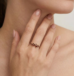 Dámský prsten s kulatým granátem a společným zasazením zářezů