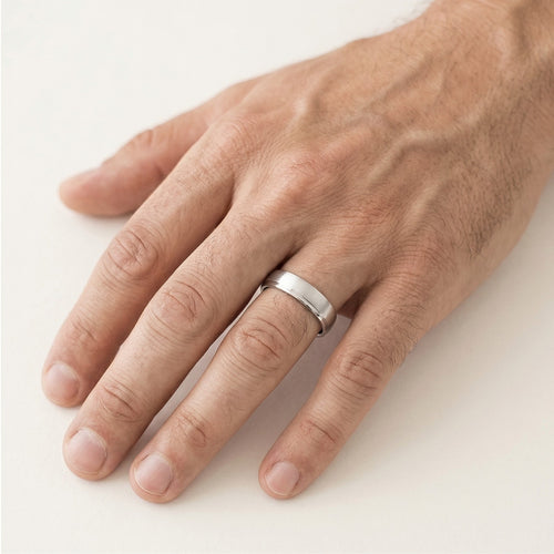 Matný snubní prsten z bílého zlata s diamanty