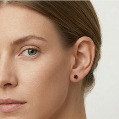 Pendientes clásicos de granate redondo