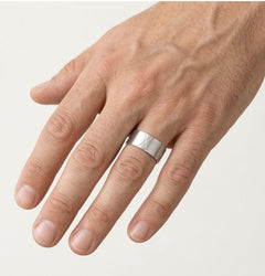 Breiter stilvoller Weißgold-Ehering