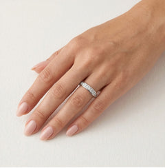 Anillo de boda especial de oro blanco con diamantes