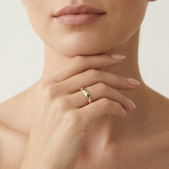 Zlatý prsten s bílými zirkony a černými onyxy