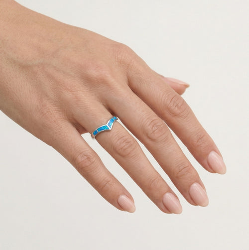 Prsten s modrým opálem ve tvaru V