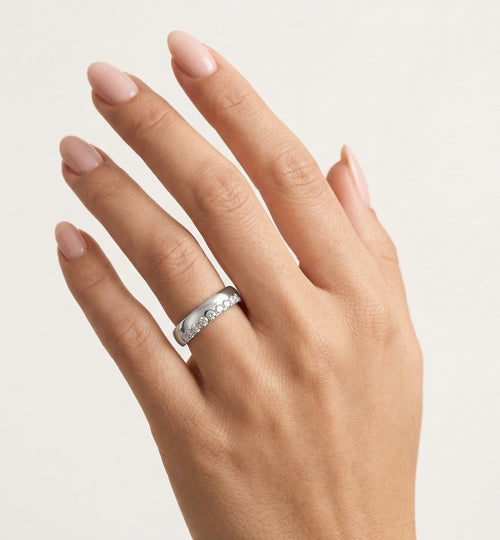 Snubní prsten z bílého zlata s okrajovými kameny