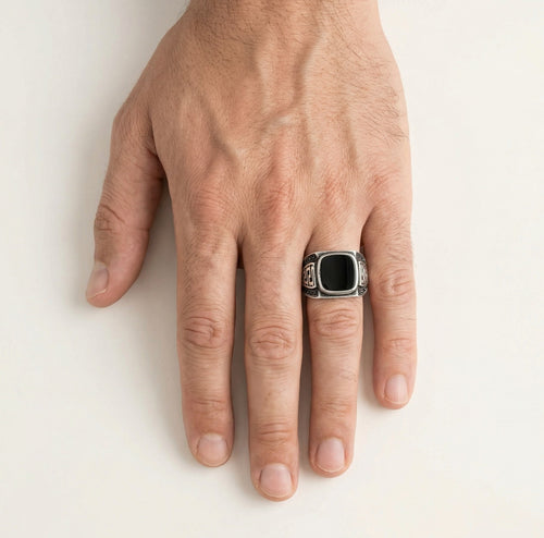 Pánský prsten se vzorem řeckého klíče a onyxem