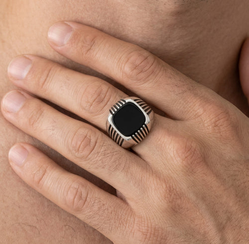 Pánský stříbrný prsten s onyxem a bočními liniemi